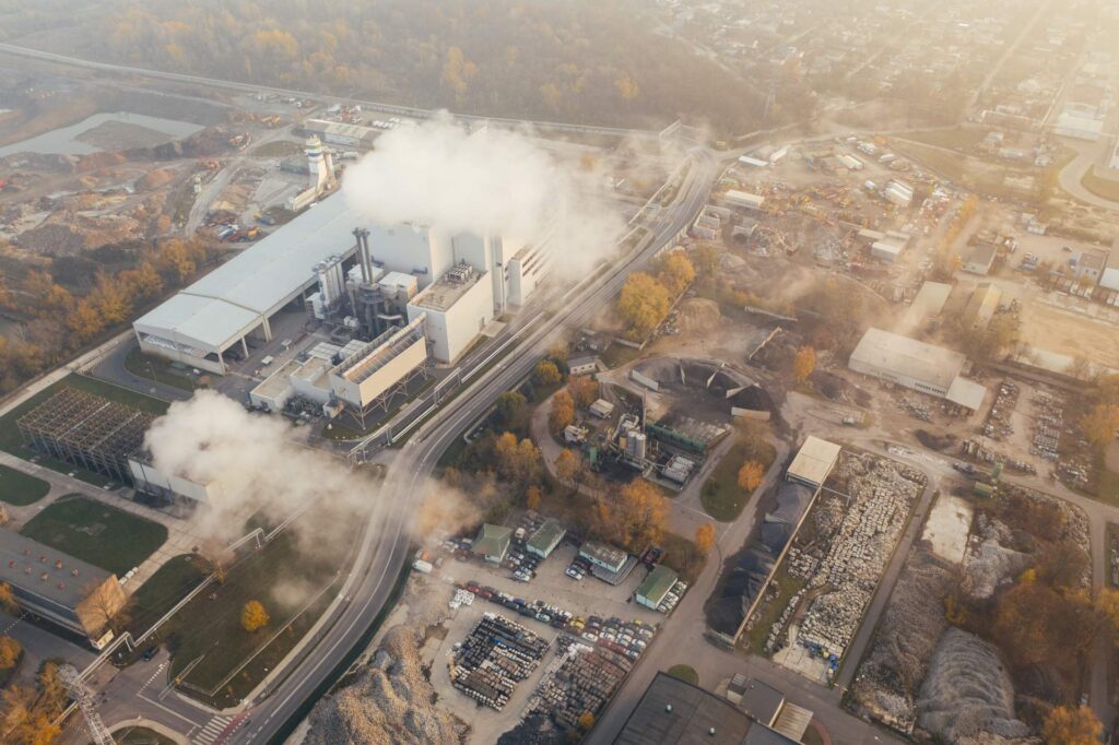 Industrieanlage mit Emissionen, die den CO2-Ausstoß in Deutschland darstellt. Bild von Marcin Jozwiak.