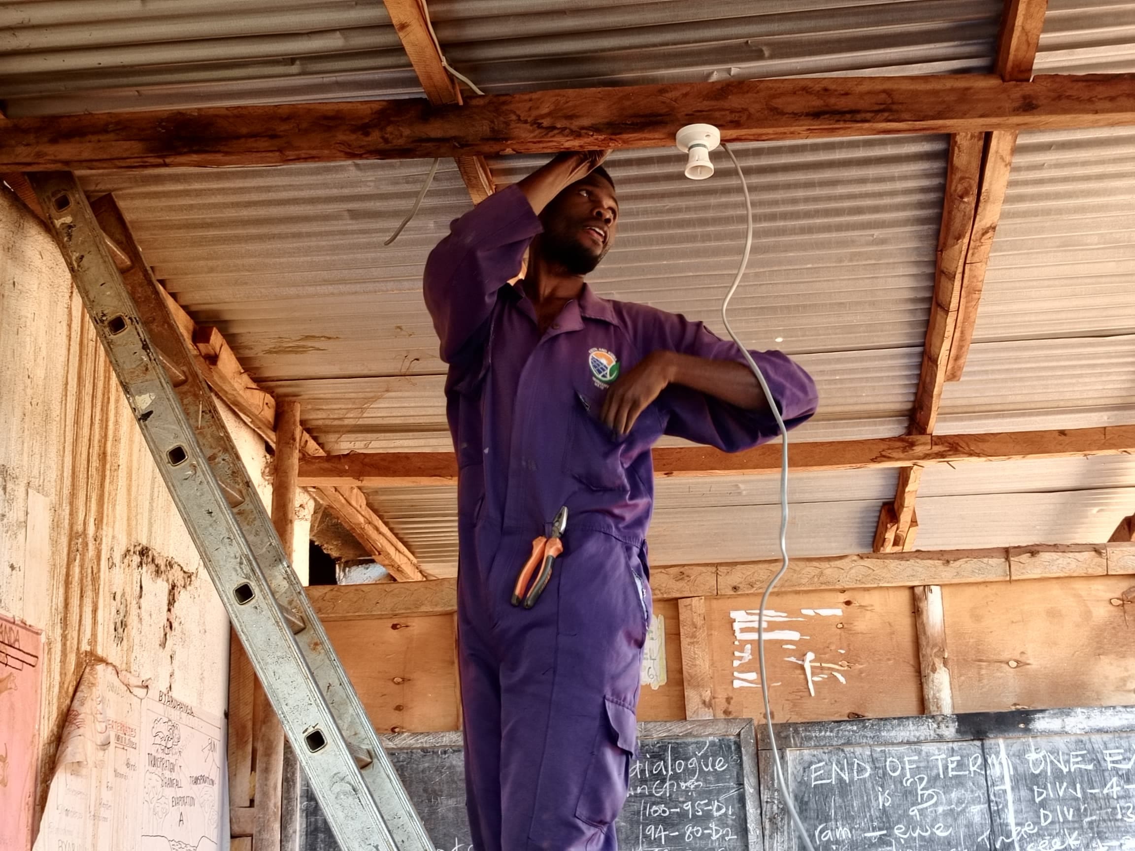 daniel-schlegel-umweltstiftung-solaroefen-in-uganda-2